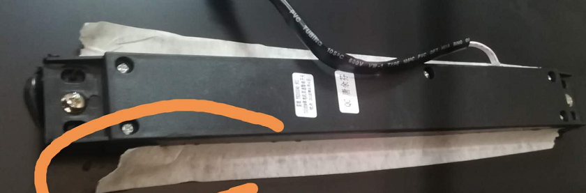 开关与玻璃面板相接处密封工艺处理得不理想,建议打胶来密封